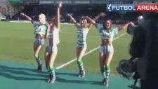 Futbol sahasında seksi konser!