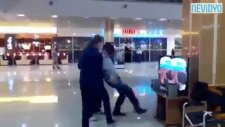 3 Boyutlu Gözlüğe Kendini Çok Kaptıran Adam