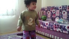 Küçük Kız Ve Dansı