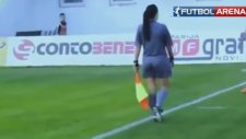 Yan hakemin güzelliği futbolcuları şaşırttı