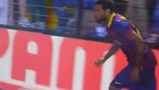 Dani Alves kendisine atılan muzu yedi