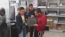 Aksaraylı Kardeşlerimiz Yeni Bass Hoparlörlerini Denerken :)