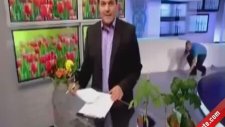 Canlı Yayına Yanlışlıkla Girdi Ama Çıkmak İçin Süründü