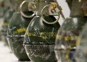 İnsanların Üzerine El Bombası Atmak