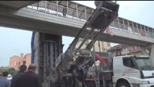 TIR'ın Dorsesi Yaya Üst Geçidine Takıldı