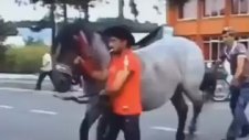 Günün Salağı Pozunu Verdi