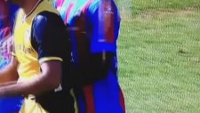 Diego Costa kafa attı, yumruk yedi