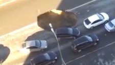 Trafik Akarken Aniden Yer Yarılırsa