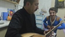 Fatih Döşlü - Selahattin Döşlü- Eşarbını Yan Bağlama