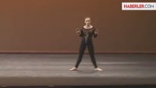 Sahnede Örümcek Gibi Dans Etti