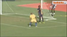 Genç Futbolcu Topu Boş Kaleye Atamadı