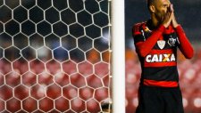 Paulinho saç baş yoldurdu!