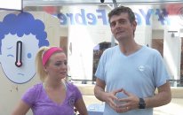 Geveze Cam Odada Dans Ediyor