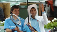 Yağmur Altında Djokovic Ve Top Toplayıcı Çocuk