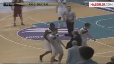 Basketbol Antrenörü Vujosevic, Oyuncusunun Boğazını Sıktı