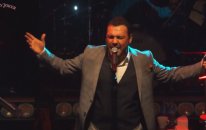 Yaşar - Koy Beni Gözlerine (Canlı Performans)