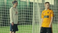 Futbol Topuyla Ronaldo Messi ve Neymar Portresi Çizen Kız