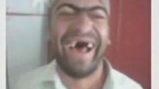 Hunharca Gülen Adama Rakip Diğer Adam