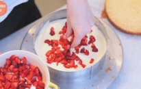 Kolay Pasta Tarifi - Çilekli Pasta Nasıl Yapılır?