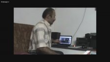 Hunharca Gulen Adam Çok Kızgın