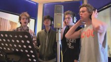 5 Seconds Of Summer Ft.scott Mills - Hearts Upon Our Sleeve (Bbc Radio 1)