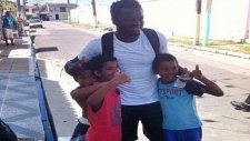 Muntari sokakta para dağıttı