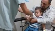 İğne Olurken Kahkaha Atan Çocuk