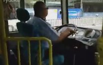 Yumuşak Şekilde Otobüs Kullanan Şoför