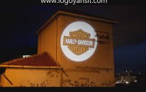 Logo Yansıt cihazları ile yol kenarlarındaki uygun duvarlara firma logonuzu yansıtın