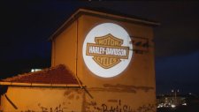 Logo Yansıt cihazları ile yol kenarlarındaki uygun duvarlara firma logonuzu yansıtın