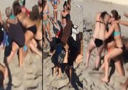 Plajda Birbirine Giren Bikinili Kızlar