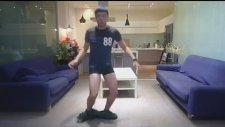 Dans Ederek Pantolonunu Giyen Genç