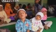 Kuran Kursundaki Çocuğun Uykuyla Mücadelesi