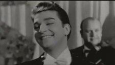 Zeki Müren - Sen Hep Beni Mazideki Halimle Tanırsın