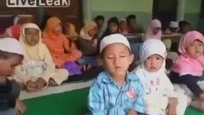 Kuran Kursundaki Çocuğun Uykuyla Mücadelesi