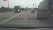 Yayalar Tır'ın Altında Kaldı