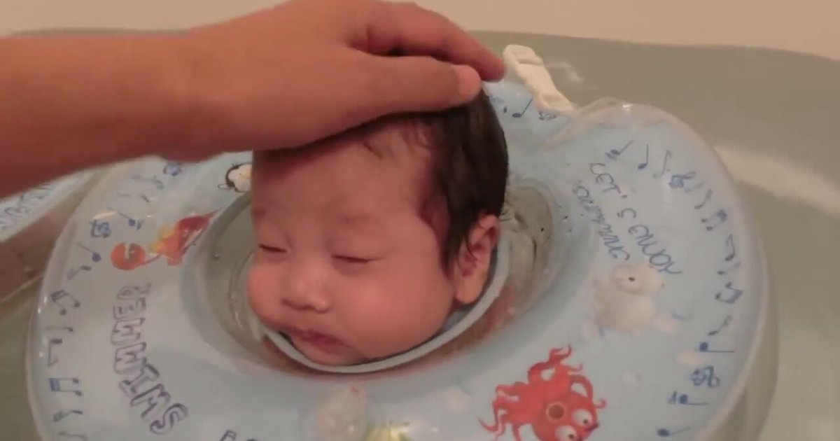 Can Simidi İle Banyo Yapan Tatlı Bebekler