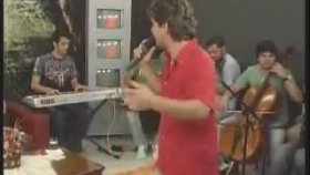 Detone Olan Amatör Şarkıcı