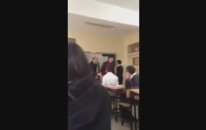 Çıldıran Öğretmen Öğrencilere Masayı Fırlattı