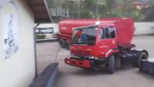 Tanker Sürücünden İnanılmaz Manevra