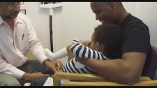 Çocuğa Kaşla Göz Arasında İğne Yapan Doktor