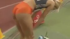 Popoya Zoom Yapan Kameraman Ve Aç Spiker