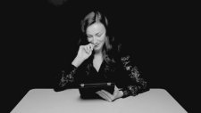 Vibratör Eşliğinde Kitap Okumak (Danielle)
