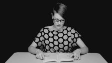 Vibratör Eşliğinde Kitap Okumak