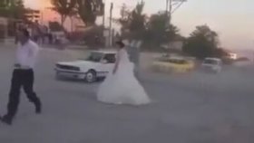 Arabayla Gelinin Etrafında Drift Atan Damat