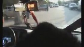 Yanlarken Önüne Çıkan Polis Otosunu Görmemezlikten Gelmek