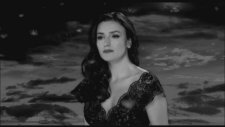 Sevcan Orhan - Bahçada Yeşil Çınar