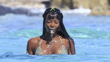 Naomi Campbell'ın ALS Hastaları İçin Başından Aşağı Buzlu Su Dökmesi