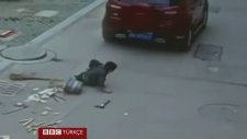 Çin'de Üzerinden Araba Geçen Çocuk Kurtuldu