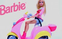 Barbie Scooter Kullanıyor